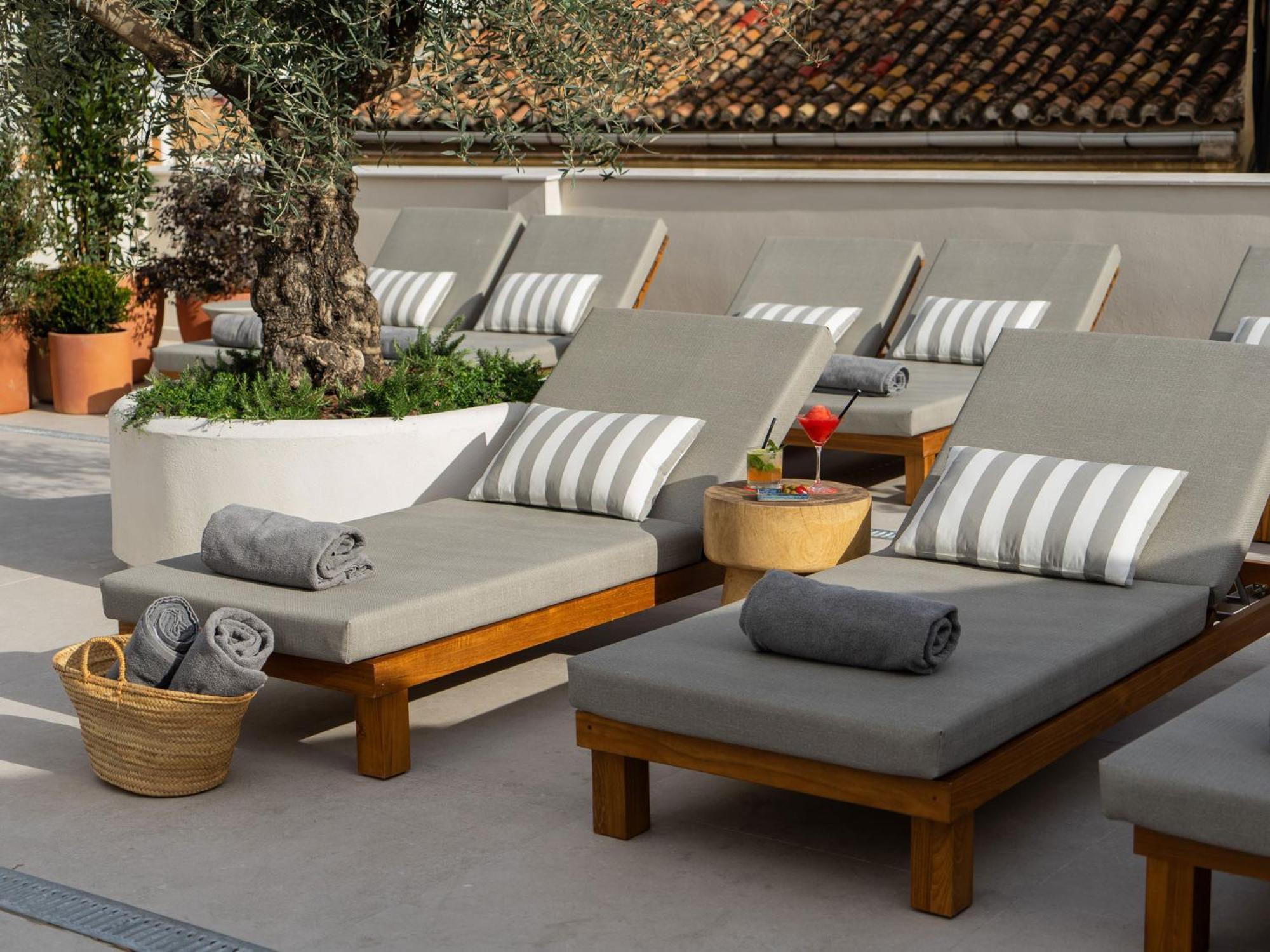 Hotel Well And Come Malaga Exterior photo